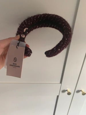 Beck söndergaard diadem - Helt ny och oanvänd beck söndergaard diadem, rött med fina glitter paljett på🫶🏼🫶🏼