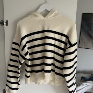 Stickad tröja - Jätte fin stickad huvtröja från zara! Använda endast 1 gång så i jätte fint skick💓