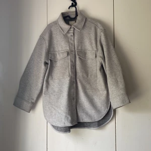 Grå tygjacka - Jag säljer nu denna tygjacka då jag inte längre har nån användning av den. Jag köpte den förra året från hm, och har inte använt den så mycket.💗