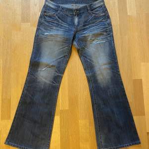 Low waist flaired jeans  Midja 86cm Skriv ifall du undrar något!