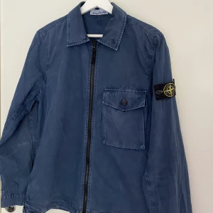 Stone Island - Säljer nu min stone island overshirt då den är i väldigt fint skick. Pris kan diskuteras vid snabb affär. Bara att höra av sig ifall ni har några frågor.