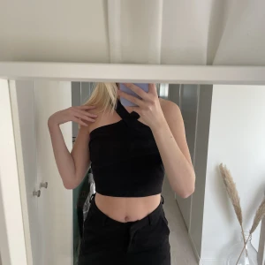 Svart topp - Ribbad svart topp från SHEIN i storlek xs. 