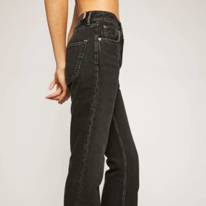 ACNE jeans - De snyggaste jeansen som inte längre går att köpa nya. De här är knappt använda i storlek 26/32. Modellen heter Acne 1992F Vintage Black. 