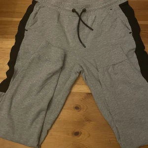 soc mjukis byxor - passar tyvärr inte mig då den är en storlek M och jag använder oftast xs-s :) bra skick inga märkbara täcken på användning 