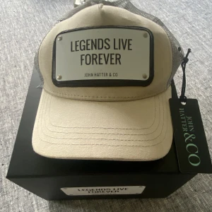 John hatter LEGENDS LIVE FOREVER - Inte använd på länge. Sliten 7-10 