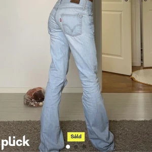 Levi’s jeans - köpte dessa snygga jeans här på plick men de va tyvärr för små och därför säljer jag de, (bilderna är från henne som jag köpte dem av)❣️❣️