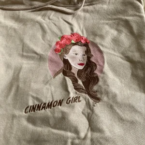 Hoddie - Broderad hoddie av företaget lumiton men de blev fel färg för kunden