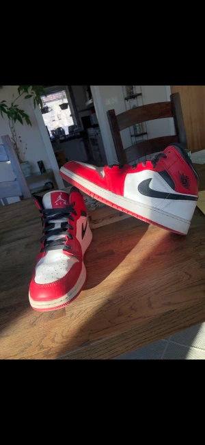 Skor - Jordans🤍🖤❤️ Strl: herr 40, men passar mig bra som är tjej! 