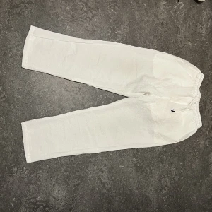 Linnebyxor - Helvita linnebyxor med super mjukt och bekvämligt material. Säljs pga liten storlek. Aldrig används och är i bästa skick.
