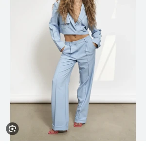 Kostymbyxor Hanna schönberg - Blå kostymbyxor från Hanna schönbergs kollektion med NA-KD . Sparsamt använda, superfint skick