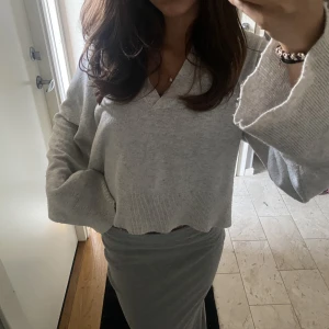 Grå kort stickad tröka - En jättesöt tunnare grå stickad tröja med v ringning🍁🍂