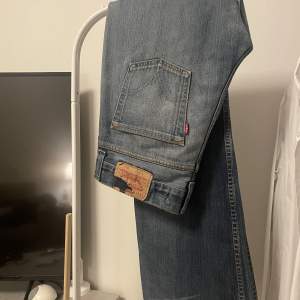 Sköna Levis jeans! Midja: 43 cm  Längd utsida ben: 108 cm