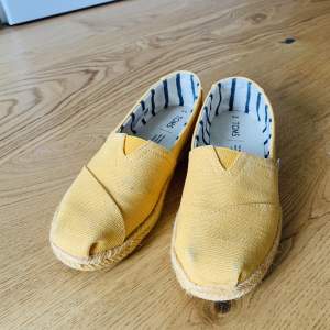 Toms shoes - size 36 -used only once 
