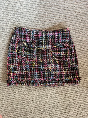 Kjol - Jättefin kjol från zara. Använd ett par gånger men i fint skick. Två fickor framtill och dragkedja upptill på baksidan.