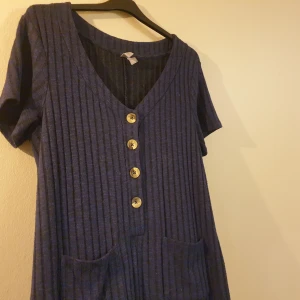 Jumpsuit i mjukt ribbat tygg - Marinblå mysig onepiece :) supermjukt tyg! knäppning framtill. 