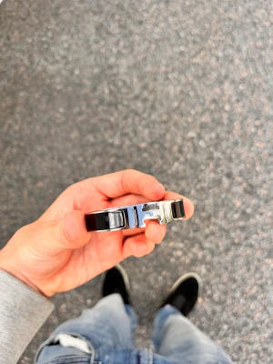 Hermés armband - Tjena säljer mitt hermés armband väldigt bra skick då den bara är använd 2 gånger, skriv om prisförslag eller om ni är intresserade!!! Kan även bytas till något annat som skor 4000-6000