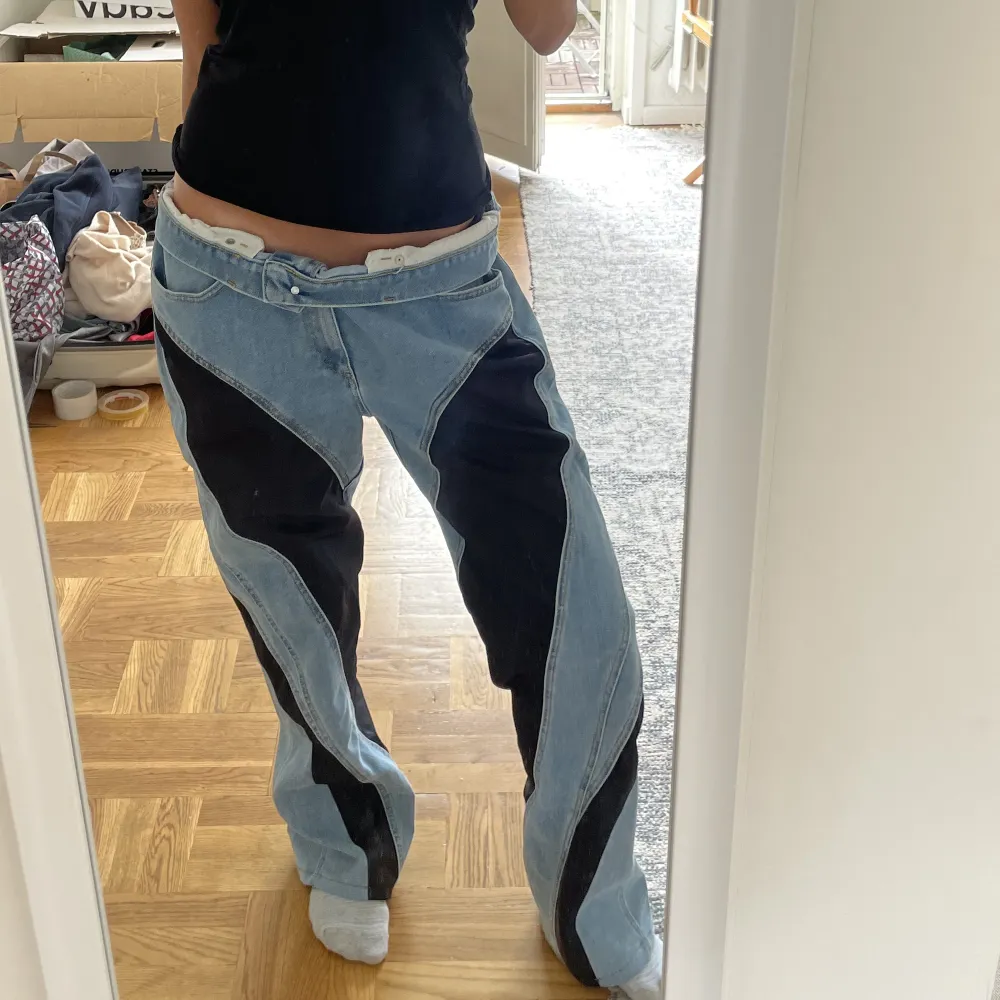 Så snygga jeans från H&Ms designsamarbete med Mugler. Finns inte att köpa längre. Herrstorlek 52 men så coola på tjejer också om man gillar oversized🫶🏽. Jeans & Byxor.