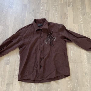 Skjorta med Rhinestones - Sjukt fet skjorta, hade inte sålt den om den hade passat mig :/ iaf så är den storlek XL  Skriv om du har nån fråga 