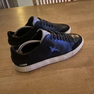 Axel Arigato Clean 90 Triple Bird - Axel Arigato skor i dark navy/ black/ gray. Skorna är använda i ca 1 år men är väll omhändertagna. Skorna är i bra skick med bara några få spår av användning. Skriv här på plick vid frågor om köp. 