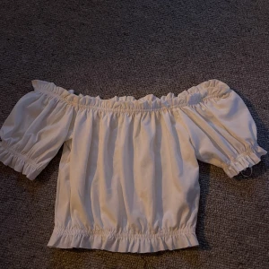 Topp - Vit off shoulder topp från gina, knappt använd