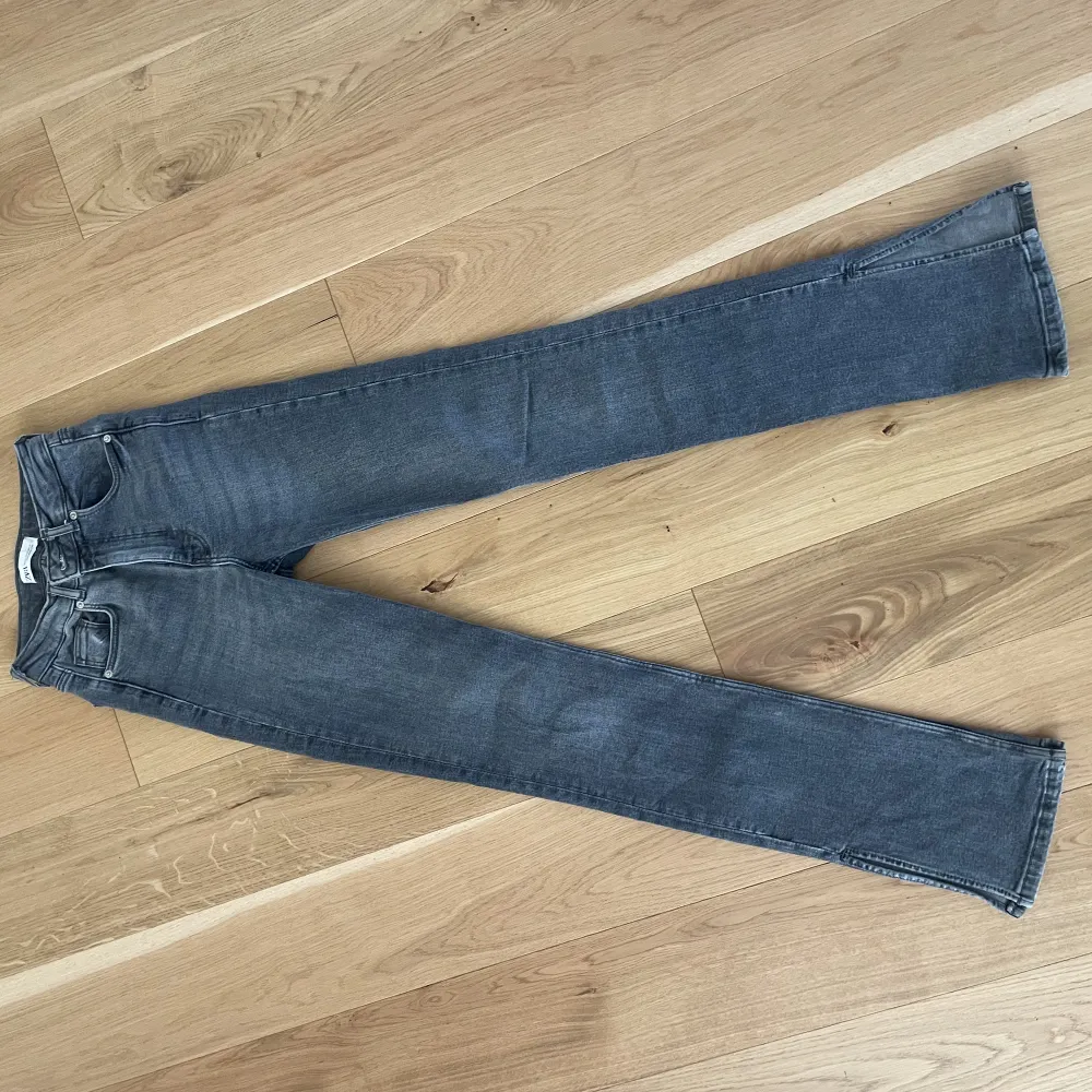 Grå jeans med slits . Jeans & Byxor.