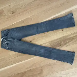Grå jeans med slits 