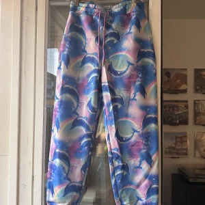 Mjukisbyxor med tryck  - Avballa mjukisbyxor!   Heltoanvänds från ASOS i storlek 2xs (man) men skulle mer säga de är som en S   Mudd nertill och fungerande snöre i midjan 