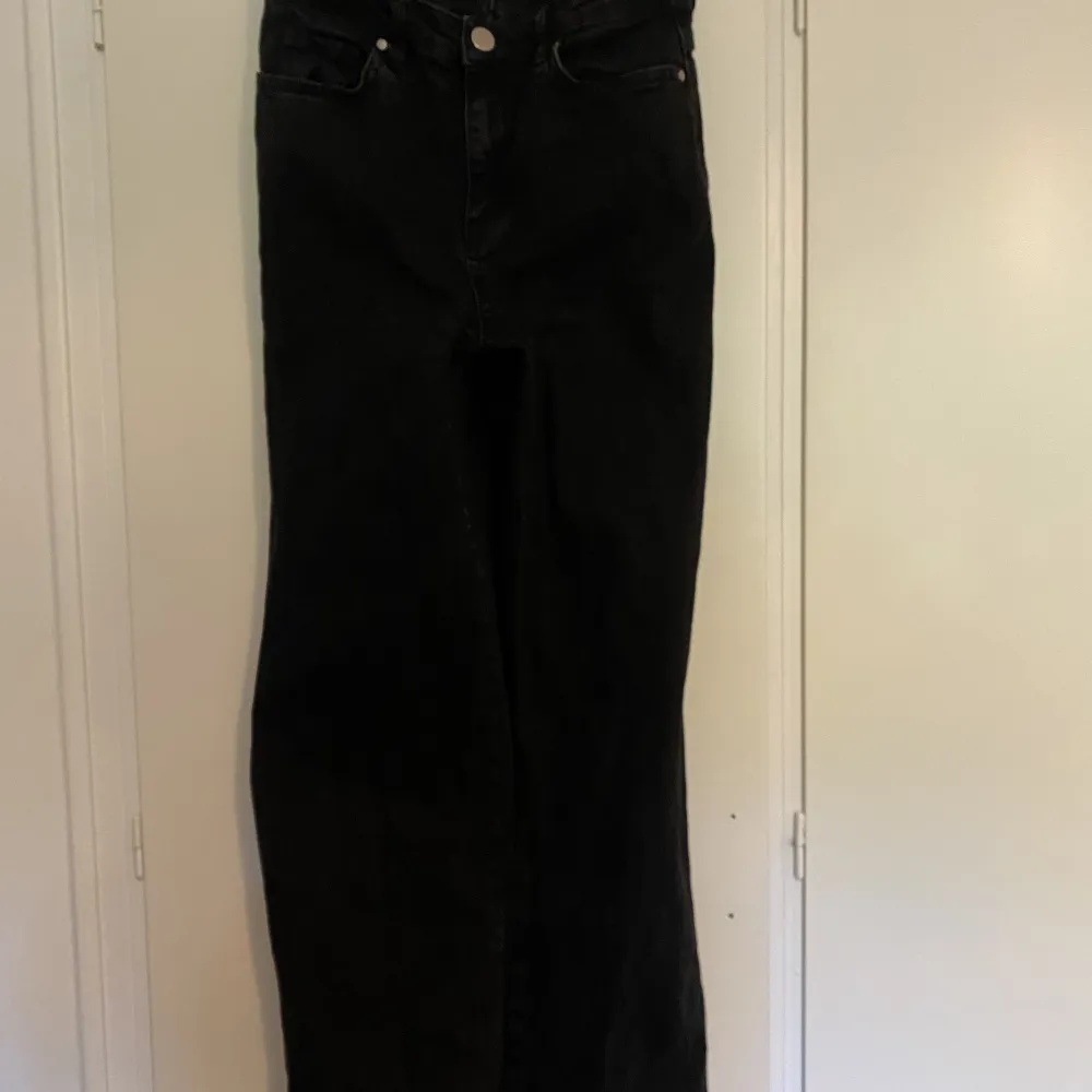 Svarta jeans från Madlady storlek 38 men skulle säga att dom kan passa som 36 också. . Jeans & Byxor.