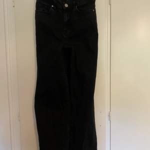 Svarta jeans från Madlady storlek 38 men skulle säga att dom kan passa som 36 också. 