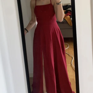 Klänning - Säljer nu min balklänning, använd 1 kväll! Öppen rygg med dragkedja och knytning, slits fram och fickor:) Bust 33,50” Waist 26,50”