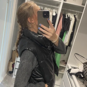 Zara Väst - Säljer denna fina skinn väst köpt ifrån zara. Endast använd fåtal gånger. Hör av dig om du har frågor❤️pris kan diskuteras!