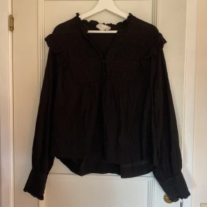 Neo noir blus - Säljer min älskade blus från neo noir. De är i mycket bra skick då den endast kommit till användning ett fåtal gånger. Nypris ligger på 799kr, men säljer för endast 599kr❤️❤️+frakt, men det går även såklart att buda🤠