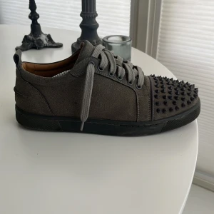 Louboutins skor grå - Jag säljer mina loubs för att dom inte passar längre. Skicka 8/10 lite smutsiga men det är bara att tvätta. Snabb affär kan pris diskuteras. Stor i storleken. 