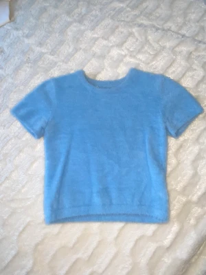 Ljusblå topp  - Jättefin ljusblå topp som passar perfekt till hösten och vintern! 