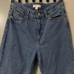 Mom jeans highwaitsed  - Super comfy byxor. Normal i storlek. Använd men är i gott skick. 