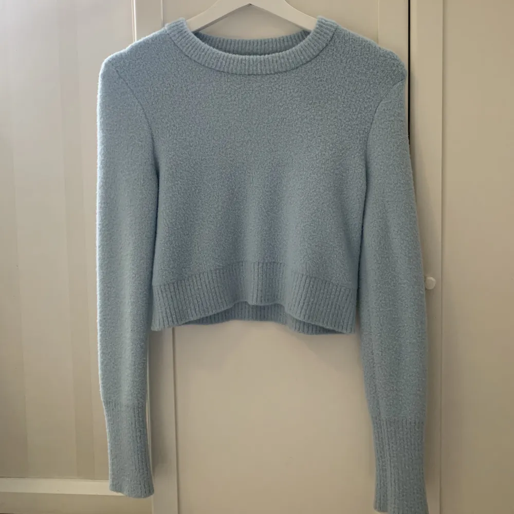 Ljusblå croppad tröja från Zara, storlek  S🩵. Tröjor & Koftor.