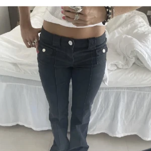 Populära h&m jeans - Sjukt snygga slutsålda och jätte populära jeans från h&m❤️‍🔥helt nya med prislapp kvar så aldrig använda! Storlek 36