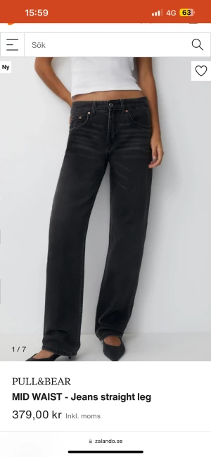 Jeans - Helt oanvända jeans från pull and bear. Mid-waist. Säljer då de tyvärr var för stora men jag hade redan tagit bort lappen. Köpts för ca 400kr🫶🏻