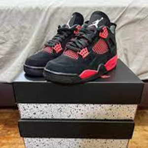 Air Jordan 4 red Thunder - Pris kan diskuteras. Nice och sköna skor. Aldrig kommit till användning. står inte för postens slarv!!! 