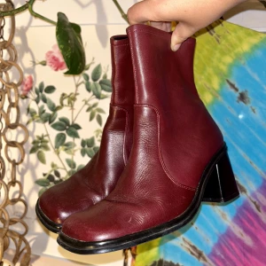 70tals kängor  - Kängor som liknar 70-tals pumps! lite sånna utsvängda klackar, triangel formad! Vinröda och från det italienska märker The Orema. Knappt använda alls.