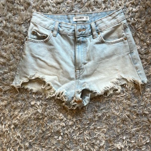 Jeans shorts - Säljer dessa sjukt snygga shorts från pull and bear som tyvärr är försmå. Skriv för fler bilder💕
