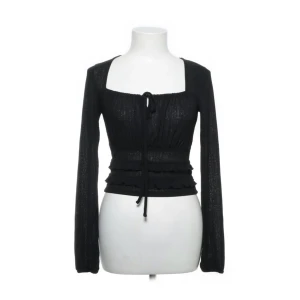 Svart blus - Jättefin svart sheer blus med urringning, knytning och volangdetaljer!!🖤Mycket bra skick, använd 2 gånger!