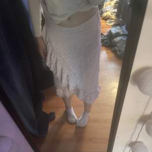 Säljer denna kjol från Kappahl! Använt ett få tal gånger! Säljer för att den inte kommer till användning och tycker den är för kort på mig! 💗