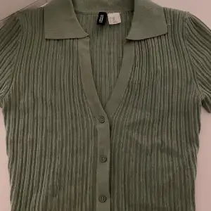 Grön jättefin tröja som är i nyskick, den är endast testad. Säljes då den inte kommer till användning. Köptes för 199kr och säljes för 99kr. Slutsåld så den går inte att köpa längre. Storlek XXS men passar även XS.