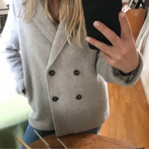 Filippa K kappa - Säljer denna fina ullkappa från Filippa K. Säljs då den inte kommer till användning, nypris på runt 3500. 