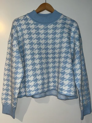 FRI FRAKT! Fin varm tröja knappt använd strlk M - Väldigt härlig varm tröja att dra över sin t-shirt eller använda som den är. Från HM. 