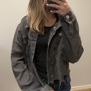 Grå jeansjacka  - Gråjeansjacka i stl S ifrån bikbok. Säljer för 60kr+frakt💓