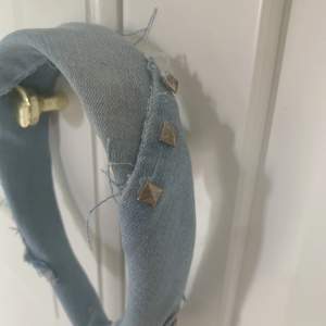 Jeans diadem köpt av ett uf företag för ca 6 månader sen! Knappast använt bra skick ingår extra nitar! Köptes för 200kr!💗🙈🙏🏻 hör av er vid intresse 🪩🙏🏻