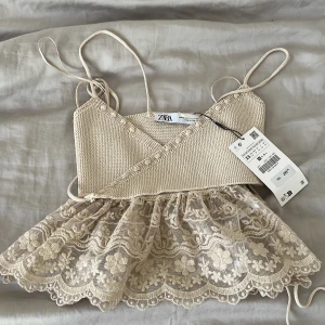Zara topp - Säljer denna snygga topp, den är inte använd och prislappen sitter kvar