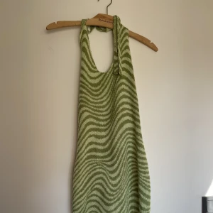 Cool klänning - En cool stickad klänning! Går att knyta upp och ändra längden vid halsen. Jag är 175 cm lång och de är bra i längden. Kan frakta men även mötas upp i Malmö eller Lund:) 